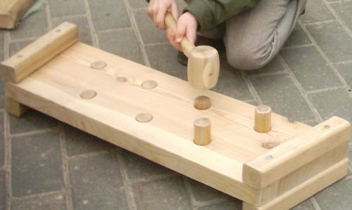 деревянная игрушка с молоточком