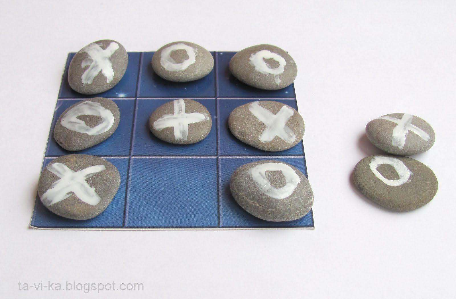 игра "Крестики - нолики" на камнях