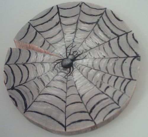 рисунок по деревянному спилу: паук на паутине