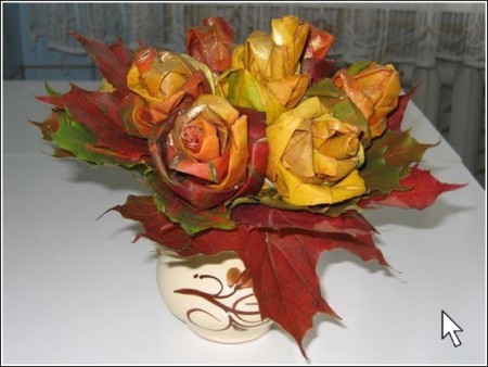 букет роз из осенних листьев